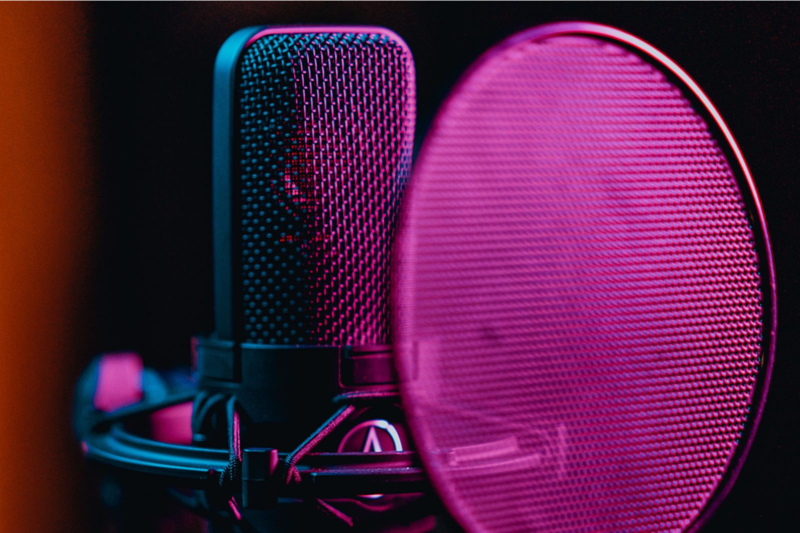 Micro de studio dans la cabine podcast d'OVPG à Paris