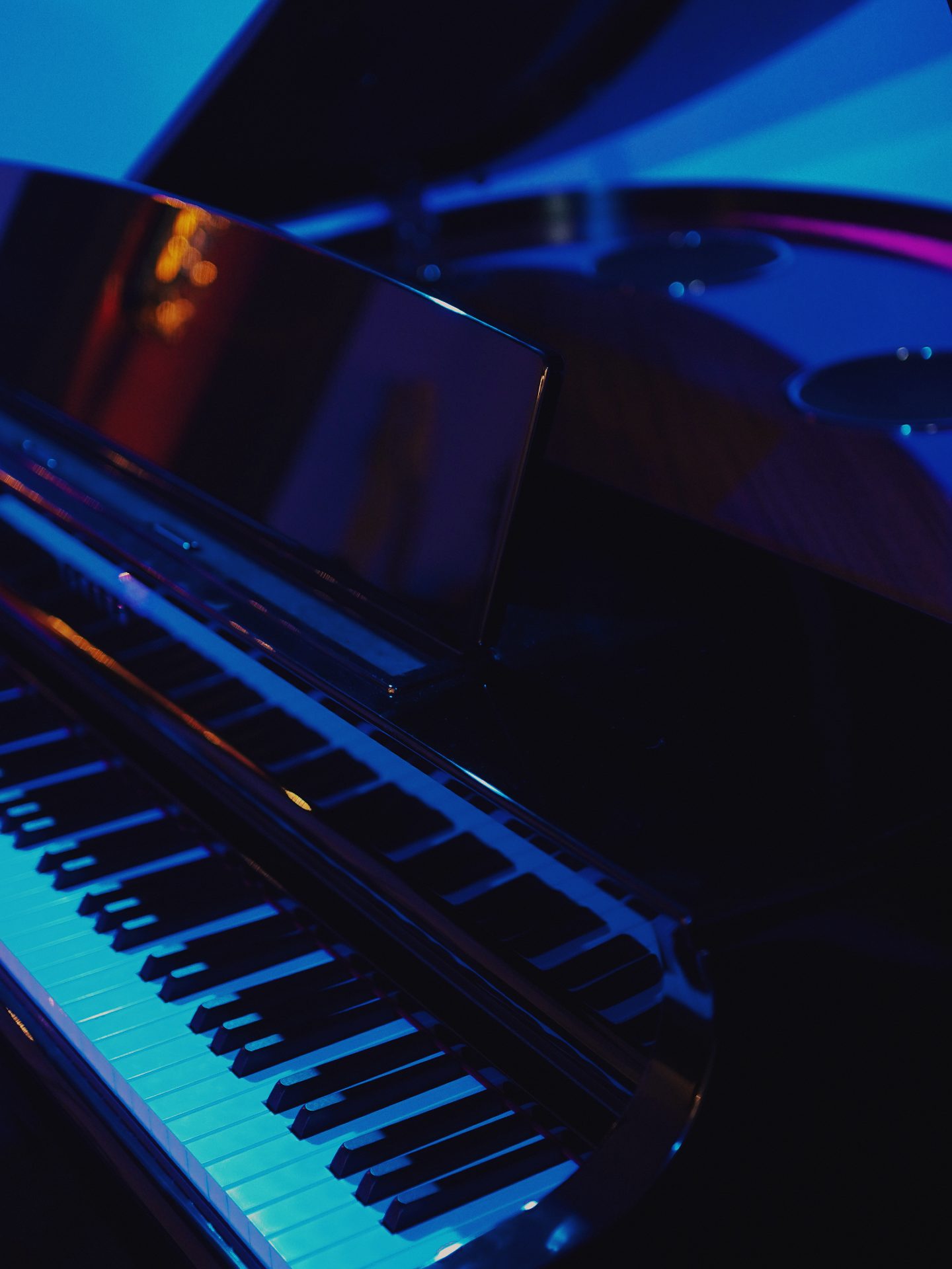 Clavier du piano du studio OVPG en lumière bleue
