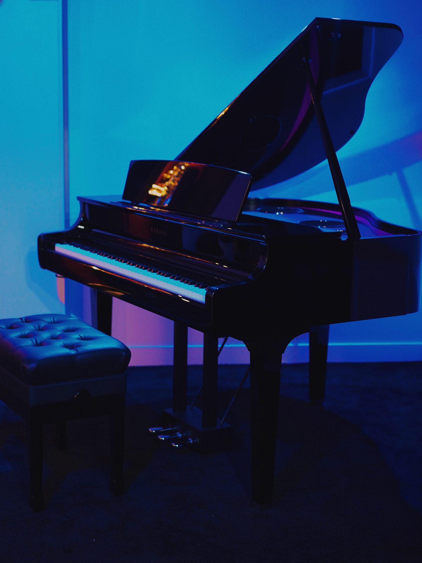 Piano à queue éclairé en bleu dans le studio OVPG