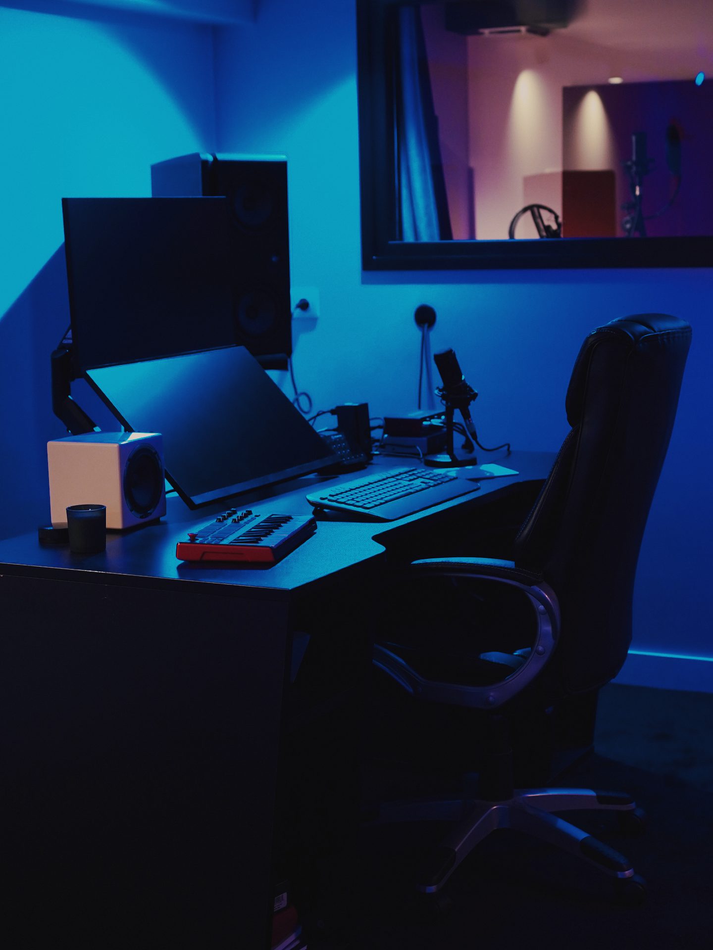 Régie et cabine d'enregistrement du studio OVPG