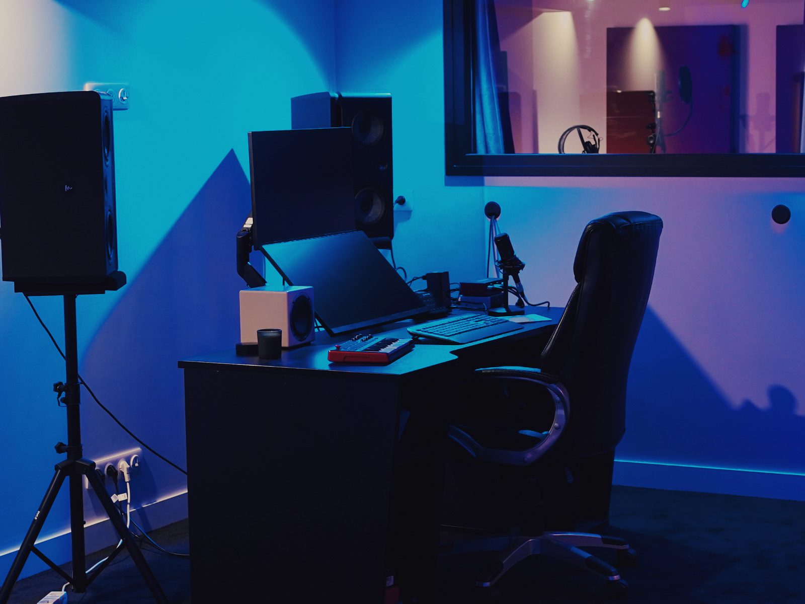 Régie du studio OVPG avec écrans et enceintes de monitoring