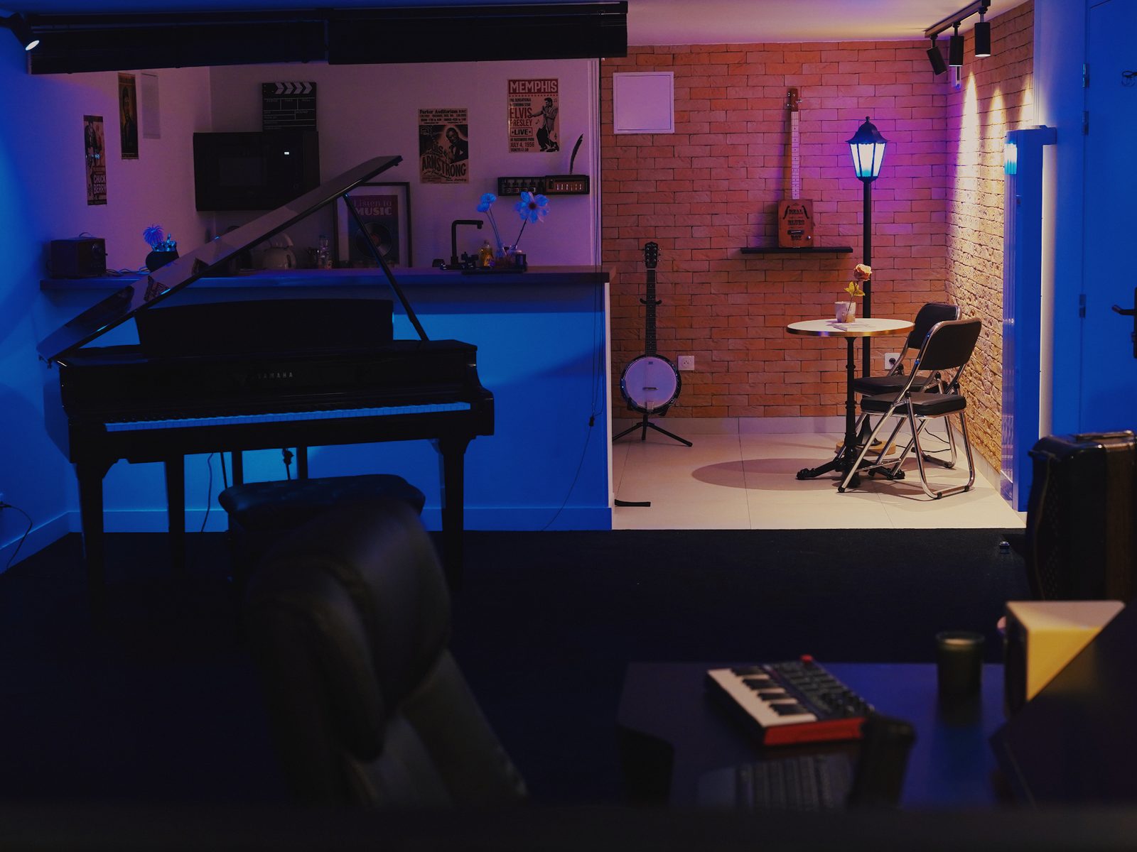 Salon du studio OVPG avec piano et coin brique