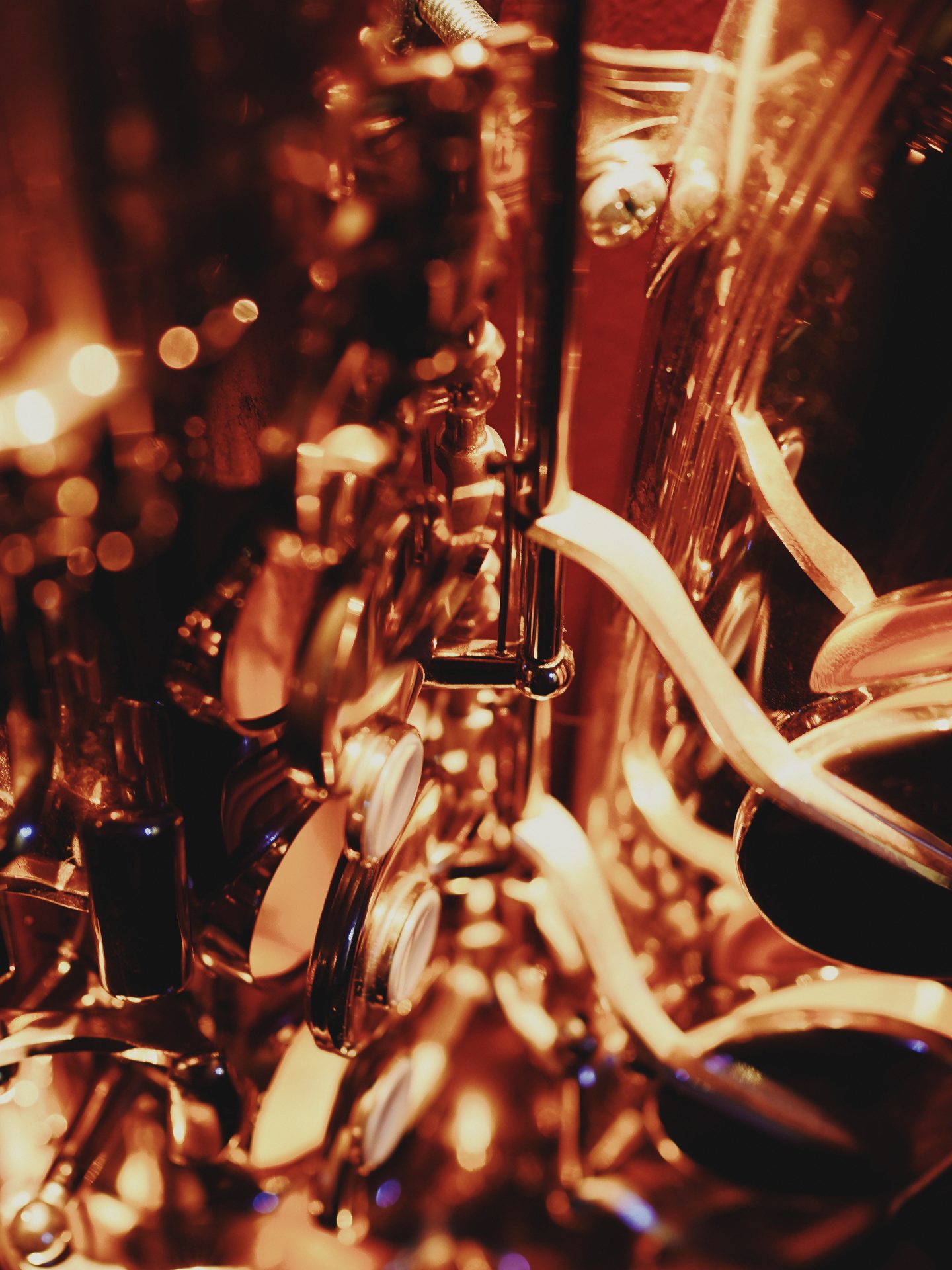 Détail d'un saxophone dans le studio OVPG