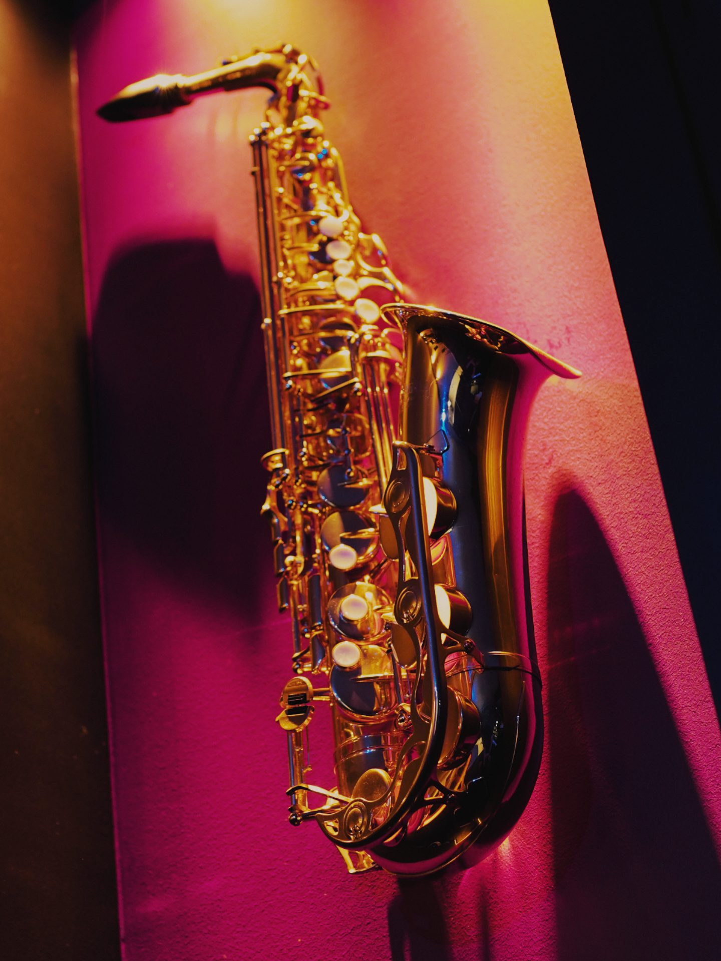Saxophone accroché au mur du studio OVPG